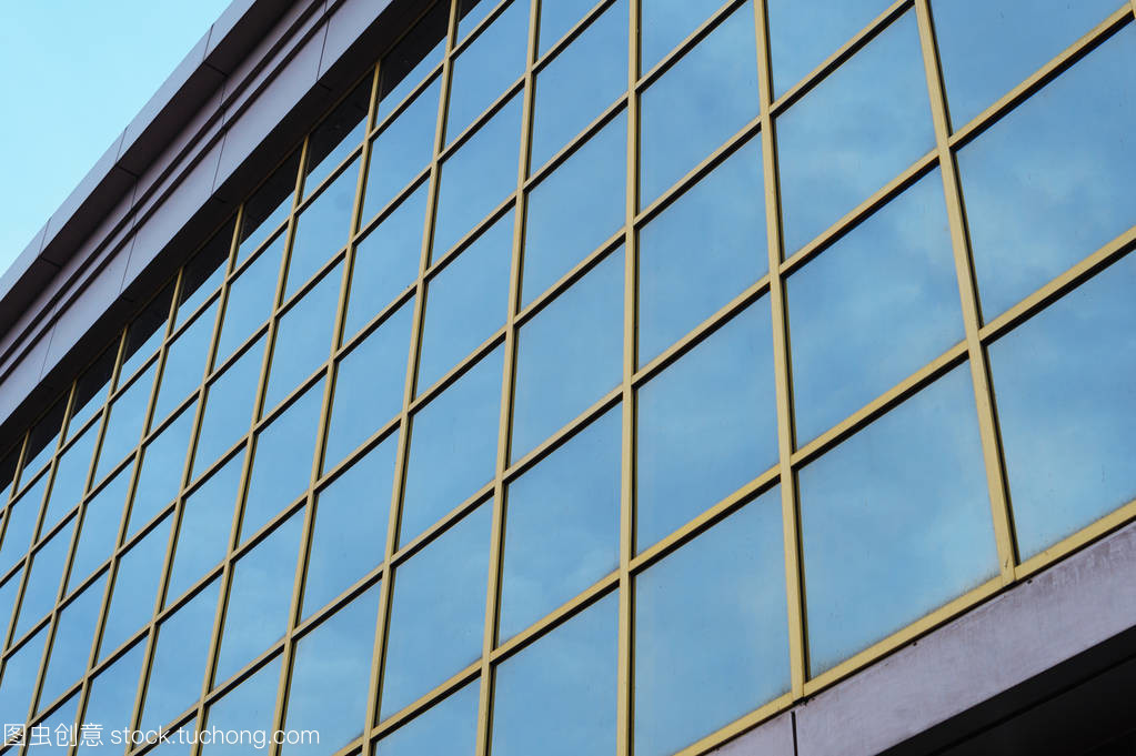 天空之鏡 辦公樓玻璃幕墻的現(xiàn)代美學(xué)與環(huán)保哲學(xué)