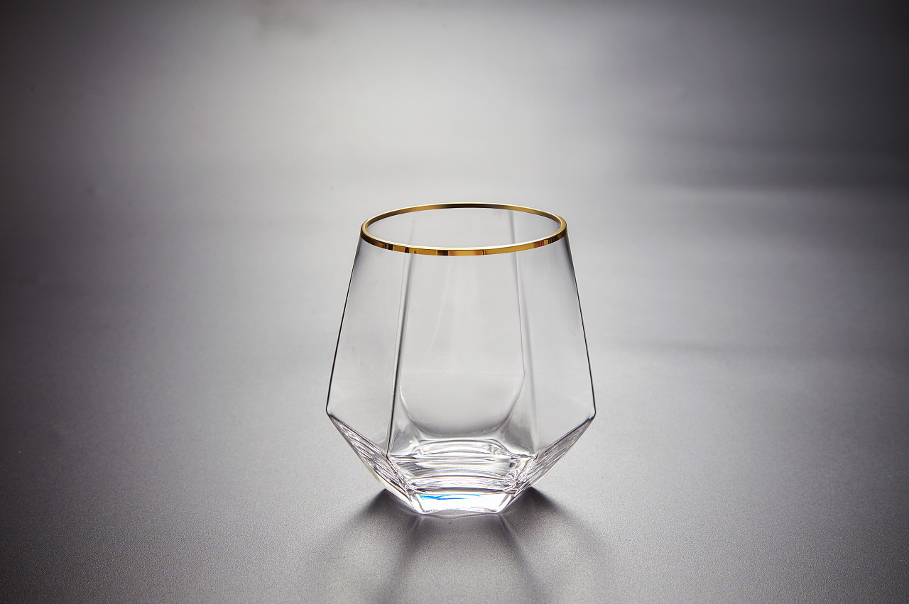 融合美學(xué)與實(shí)用 電商新寵——菱形透明玻璃杯及其塑膠零配件的設(shè)計(jì)之道